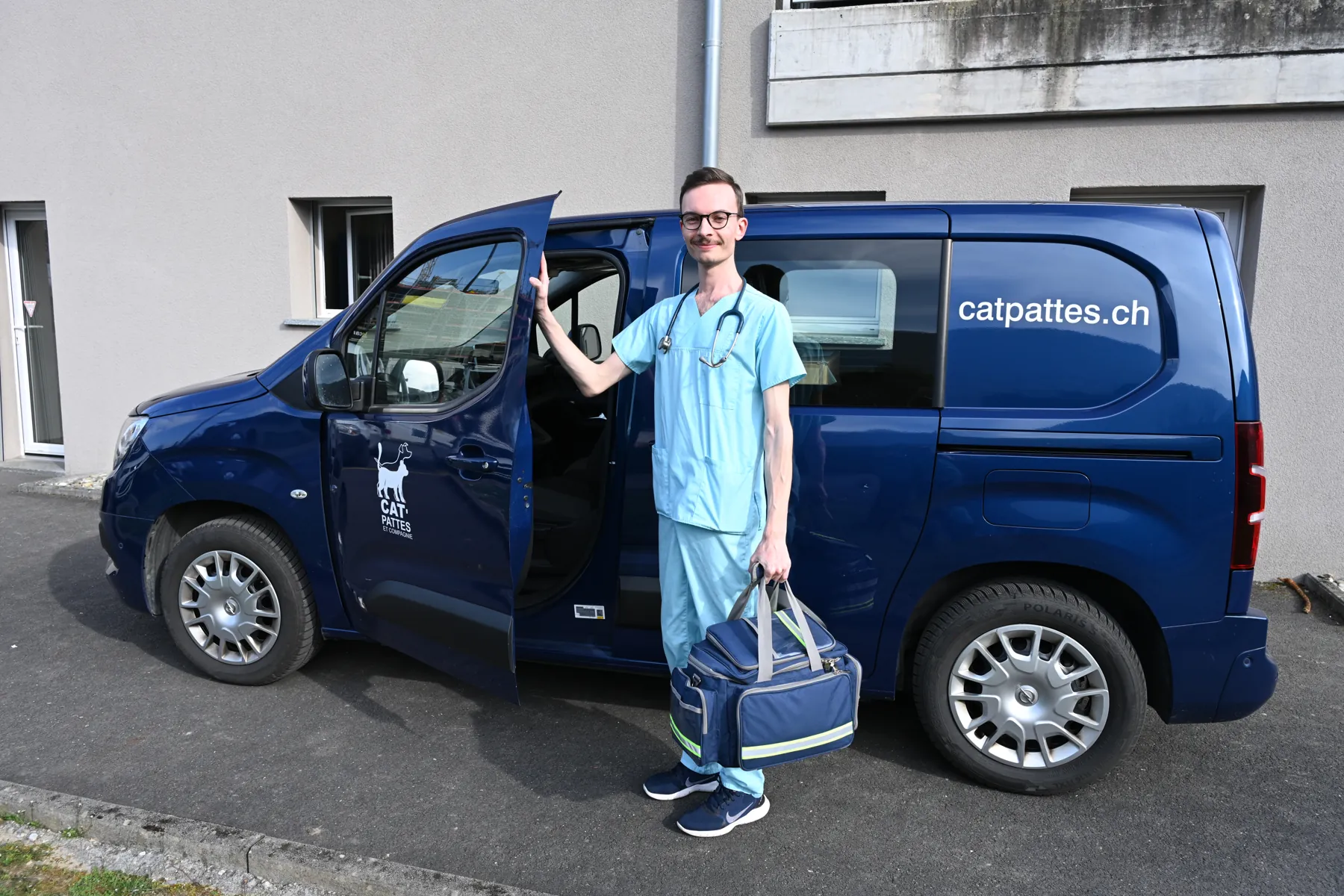 Vétérinaire devant le véhicule Cat’Pattes pour les visites à domicile